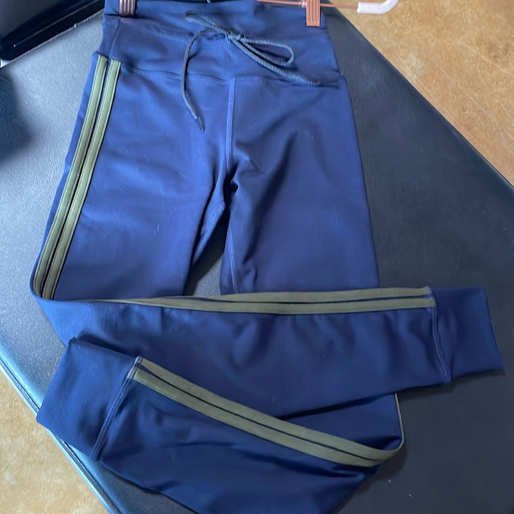 Side sporty stripes. Tie at high waist leggings. Cuff ankles